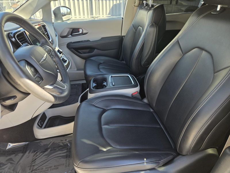 Used 2023 Chrysler Pacifica Touring L FWD