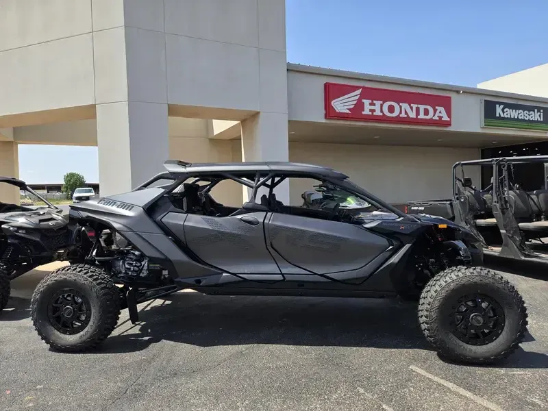 2025 Can-Am MAVERICK R MAX X 999T DCT TRIPLE BLACK Image 2