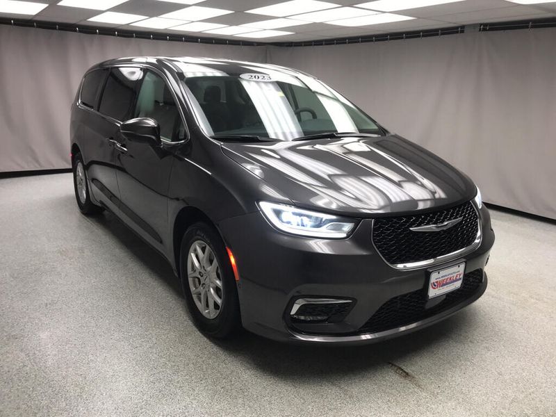 Used 2023 Chrysler Pacifica Touring LImage 22