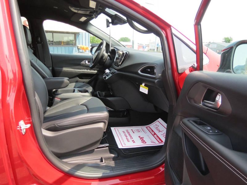 New 2026 Chrysler Voyager LxImage 23