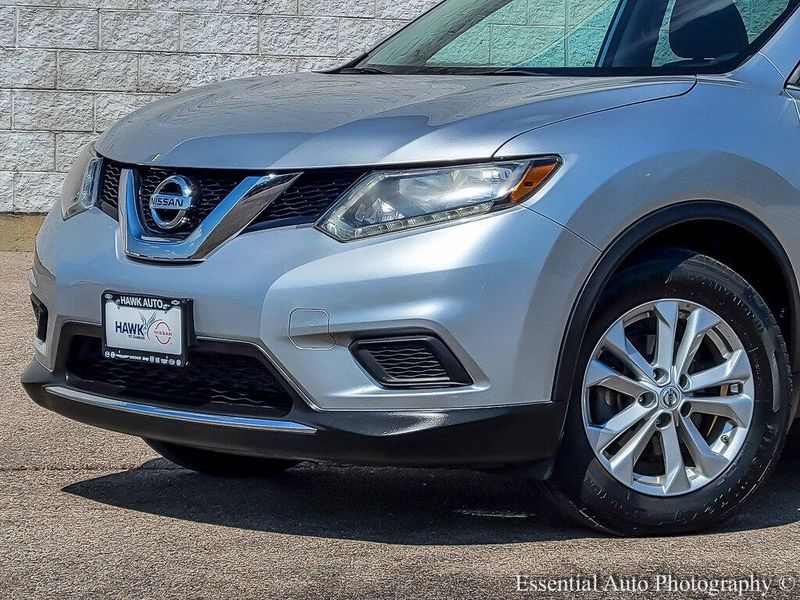 2015 Nissan Rogue SV photo 2