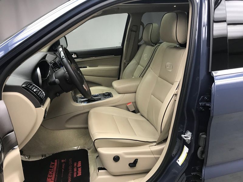 2019 Jeep Grand Cherokee Overland in a Slate Blue Pearl Coat exterior color and Light Frost/Browninterior. Weekley Chrysler Dodge Jeep Co 419-740-1451 weekleychryslerdodgejeep.com 