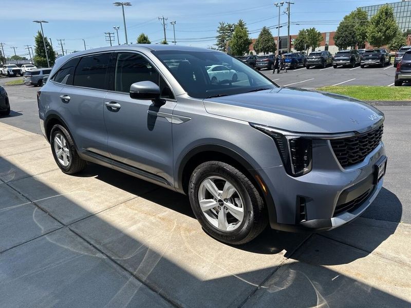 2025 Kia Sorento LXImage 3
