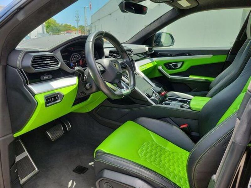 2020 Lamborghini Urus photo 14