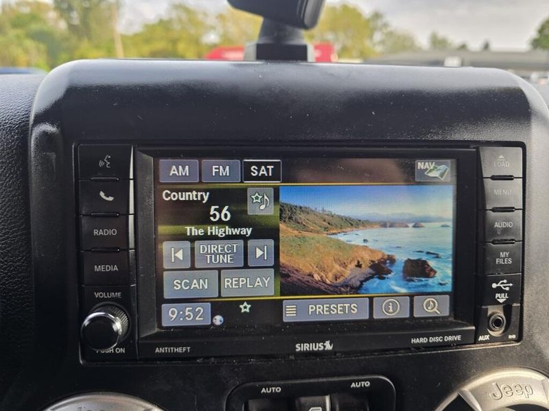 2014 Jeep Wrangler Unlimited Sahara photo 15