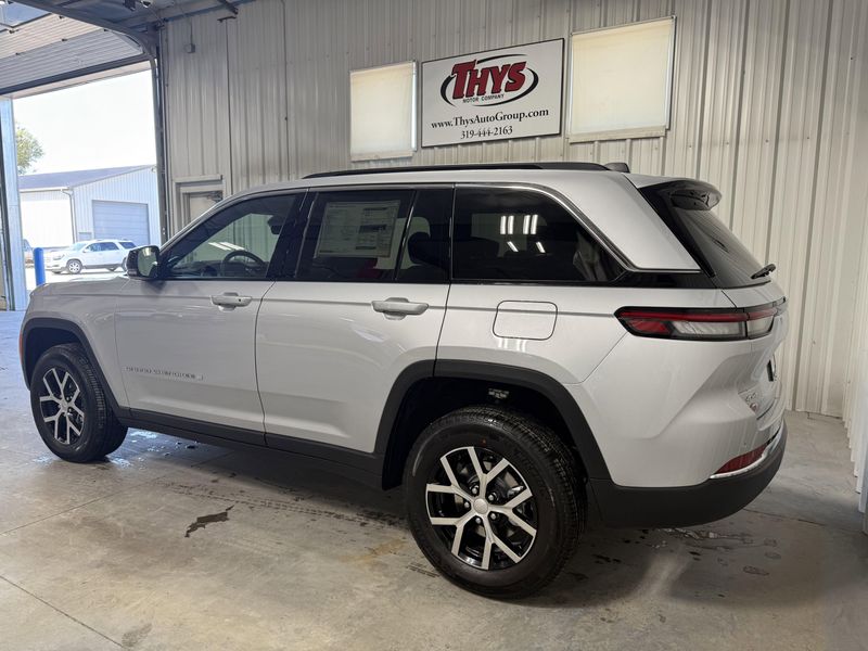 New 2025 Jeep Grand Cherokee Limited 4x4Image 16