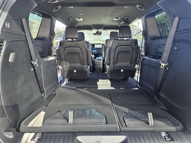 New 2026 Chrysler Pacifica Select AwdImage 11