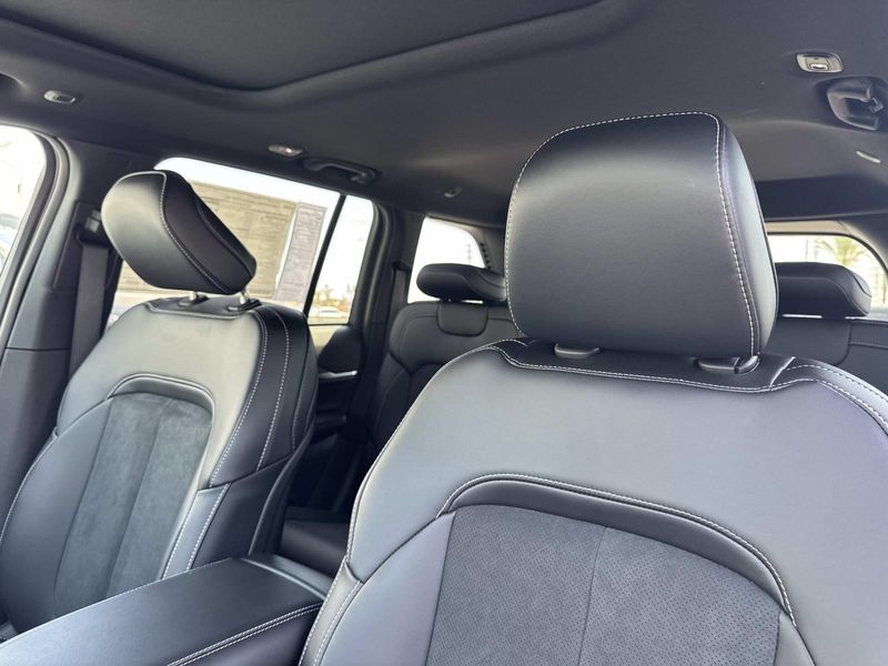 New 2026 Jeep Grand Cherokee Laredo Altitude 4x2
