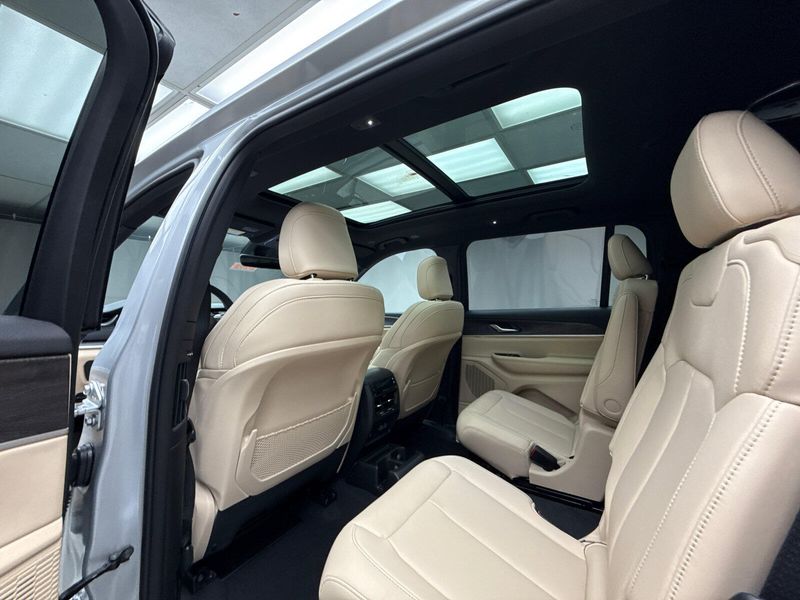 New 2025 Jeep Grand Cherokee L Limited 4x4Image 19