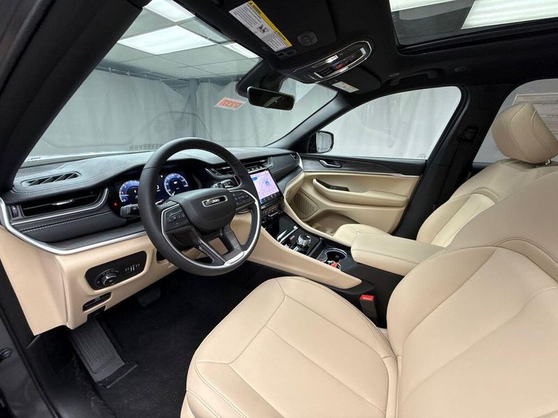 New 2025 Jeep Grand Cherokee Limited 4x4Image 9