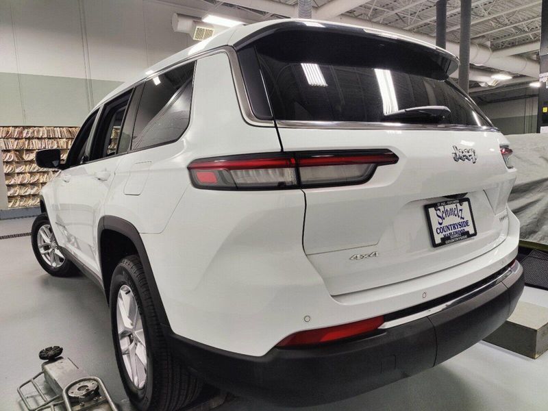 2023 Jeep Grand Cherokee L Laredo V6 4x4 w/Luxury TechImage 10