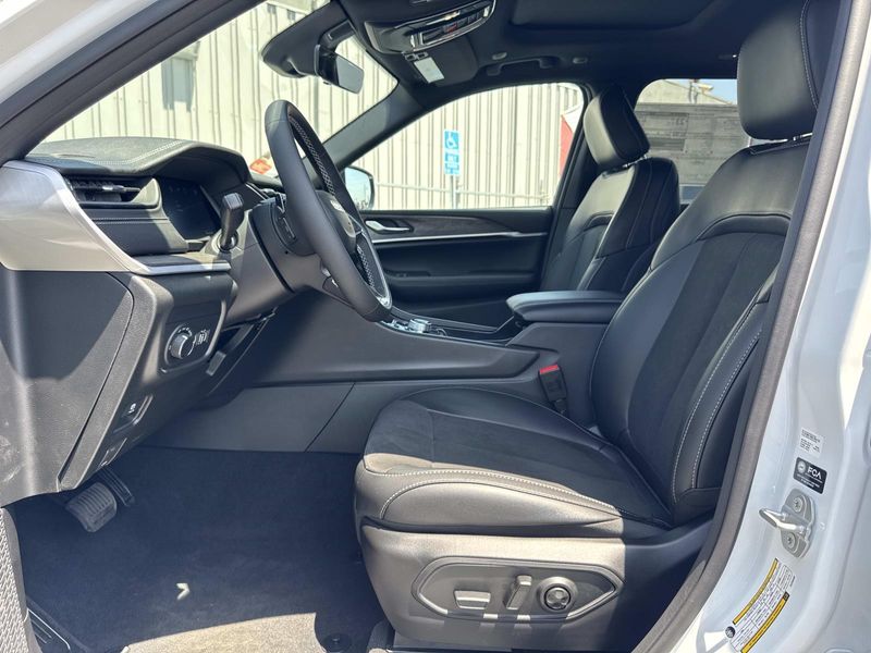 New 2026 Jeep Grand Cherokee Laredo Altitude 4x2