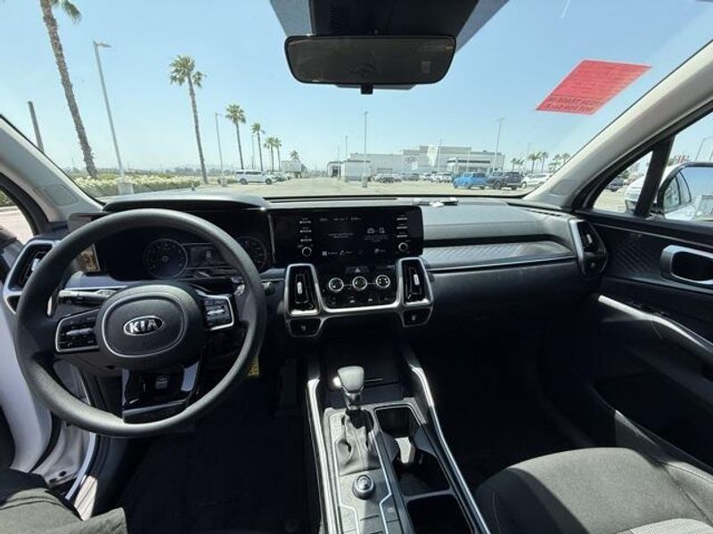 2021 Kia Sorento LXImage 8