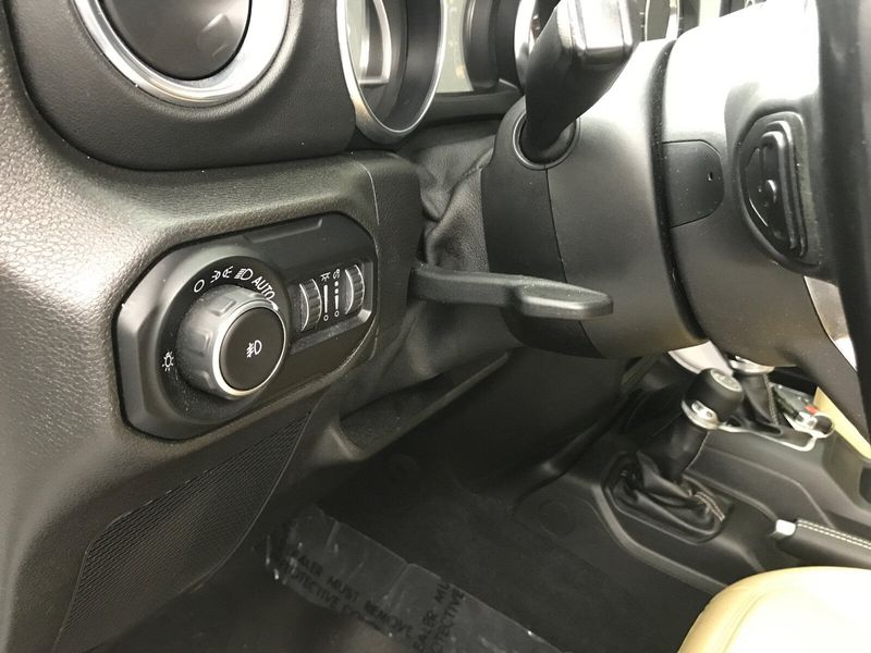 2019 Jeep Wrangler Unlimited SaharaImage 4