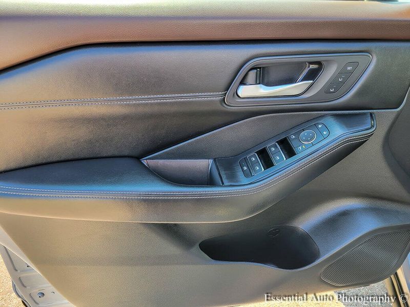 2023 Nissan Rogue SL photo 17