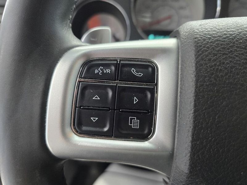 2013 Dodge Challenger R/T photo 12