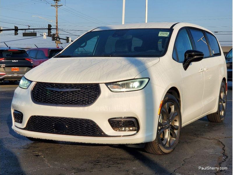 New 2026 Chrysler Pacifica Select