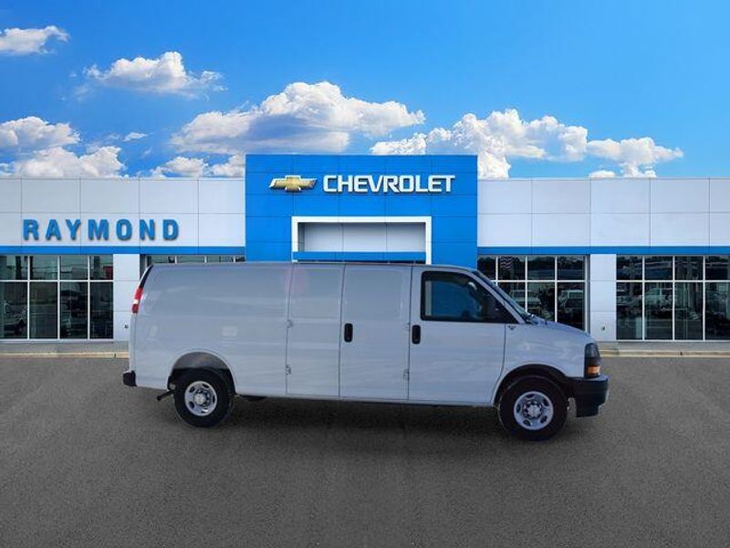 New 2025 Chevrolet Express 3500 Work VanImage 2