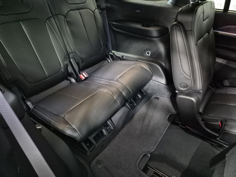 New 2025 Jeep Grand Cherokee L Limited 4x4Image 10
