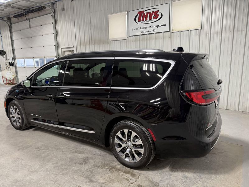 Used 2024 Chrysler Pacifica Hybrid PinnacleImage 12