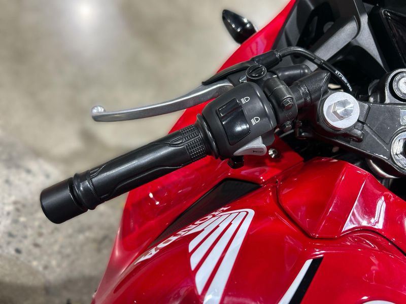 2022 Honda CBR300R Base Image 19