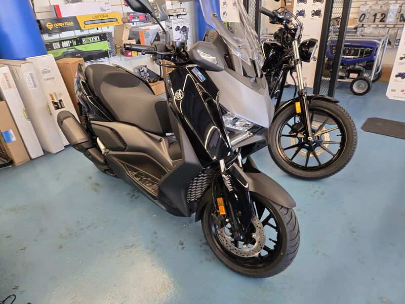 2025 Yamaha XMAX MIDNIGHT BLACK Image 1