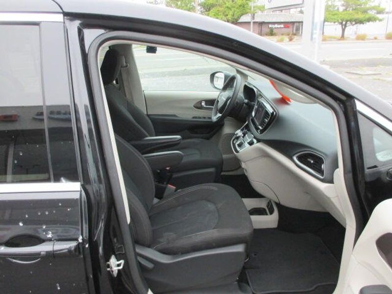 Used 2023 Chrysler Voyager LXImage 25