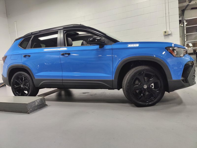 2025 Volkswagen Taos SE photo 2