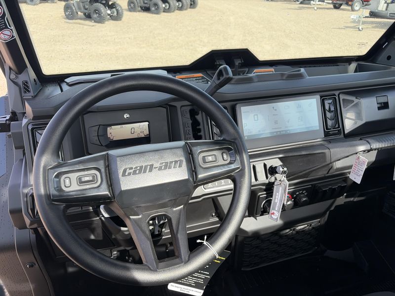 New 2026 Can-Am DEFENDER XT CAB HD11 WSCREEN 