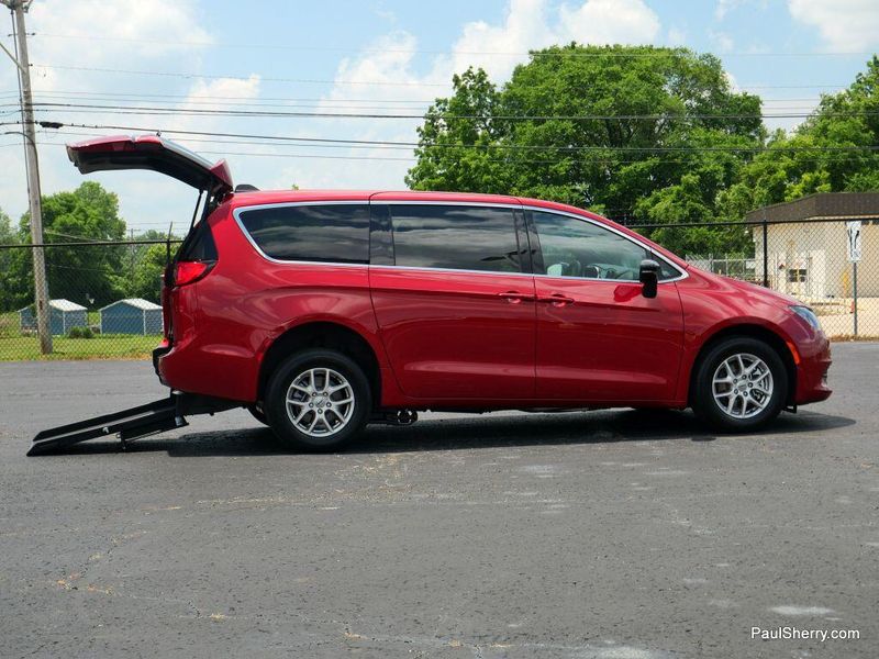 New 2025 Chrysler Voyager LXImage 8