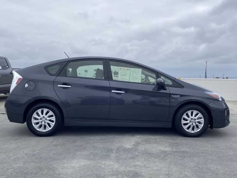 2014 Toyota Prius Plug-In BaseImage 3