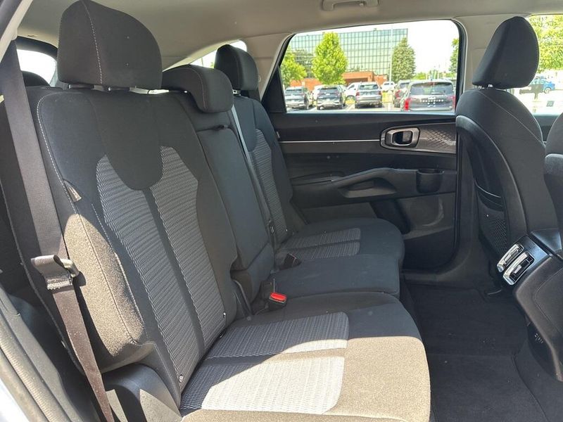 2025 Kia Sorento LXImage 18
