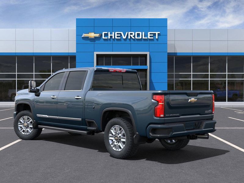 2025 Chevrolet Silverado 2500HD High CountryImage 3