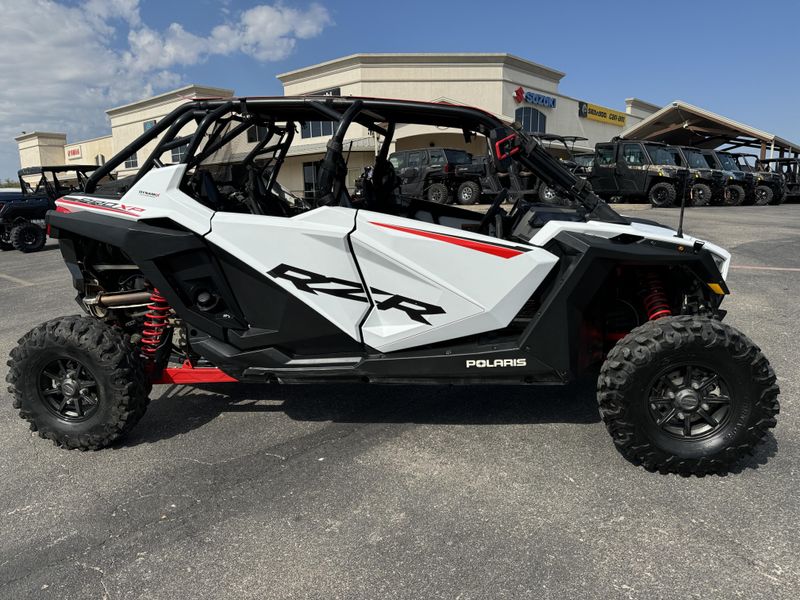 2021 POLARIS RZR PRO XP4 ULTIMATE  WHITE LIGHTNING Family PowerSports (877) 886-1997 familypowersports.com 