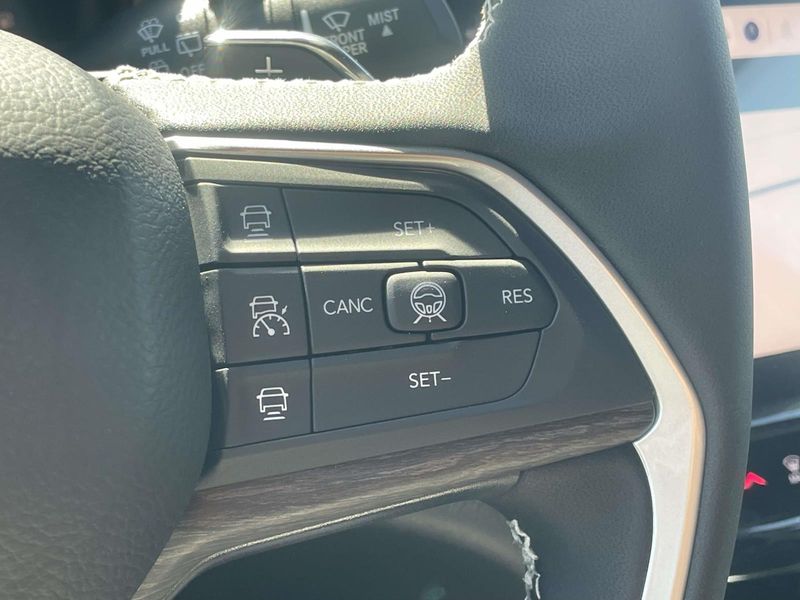 New 2026 Jeep Grand Cherokee Laredo Altitude 4x2