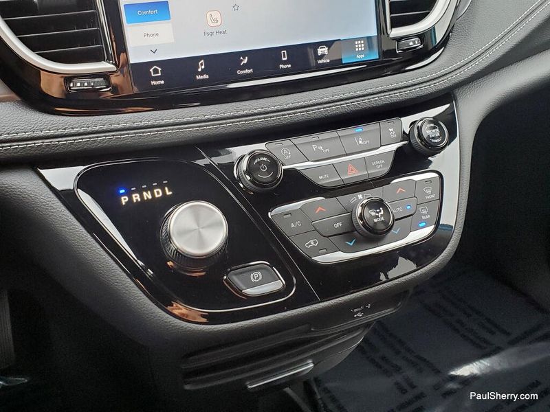 New 2026 Chrysler Pacifica Select