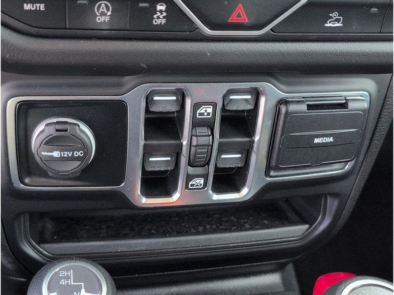 Used 2025 Jeep Wrangler SaharaImage 17