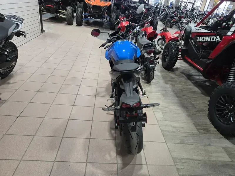 2025 Suzuki GSX8S GLASS SPARKLE BLACK AND PEARL COSMIC BLUE Image 9
