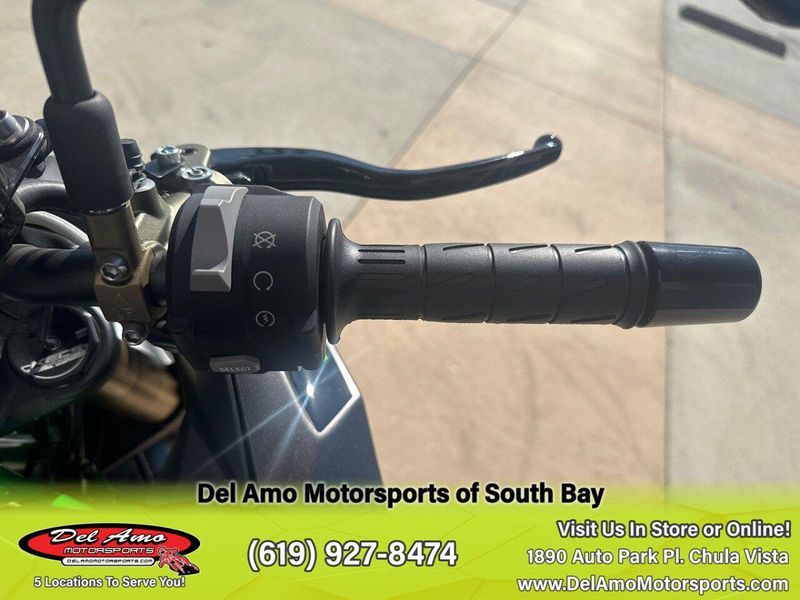 2024 Kawasaki ZR1000LRFNL-GY2  in a METALLIC MATTE GRAPHENESTEEL GRAY/EBONY/MIRROR CoatED BLACK exterior color. Del Amo Motorsports of South Bay (619) 547-1937 delamomotorsports.com 