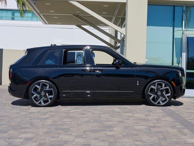 New 2027 Rolls-Royce Cullinan Black BadgeImage 9