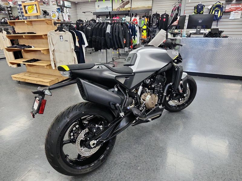 New 2025 Husqvarna VITPILEN 801 Image 14