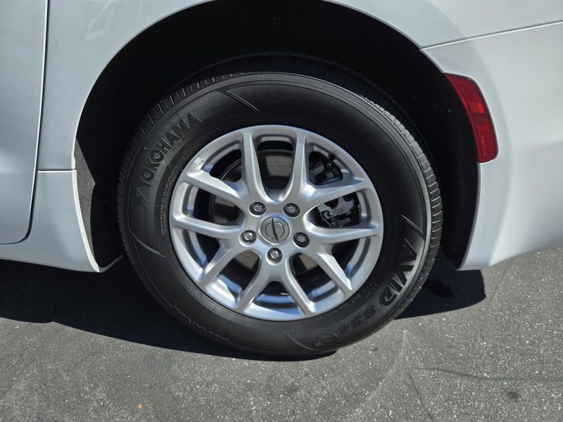 Used 2023 Chrysler Pacifica Touring L FWD