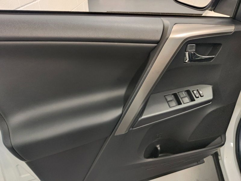 2018 Toyota RAV4 Hybrid XLE w/Navigation AWDImage 26