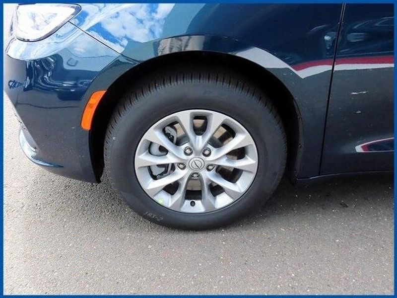 New 2025 Chrysler Pacifica SelectImage 4