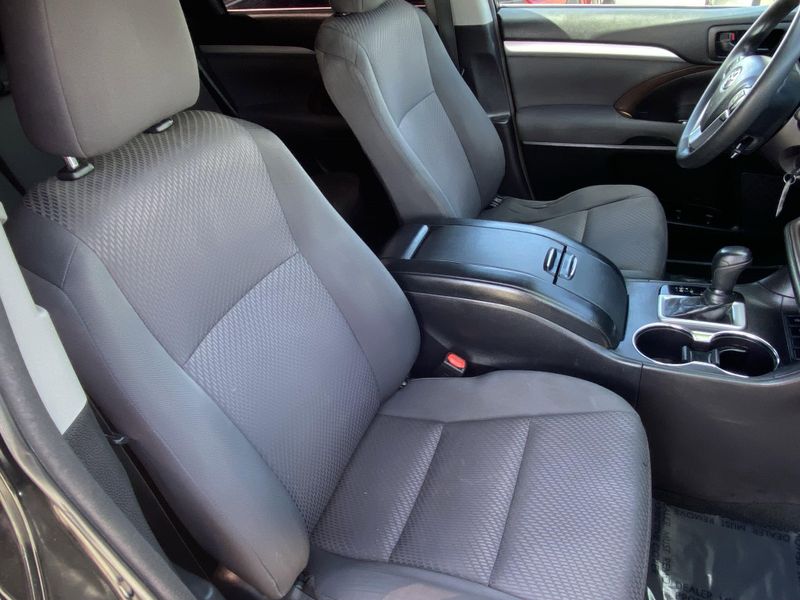 Used 2018 Toyota Highlander LEImage 11