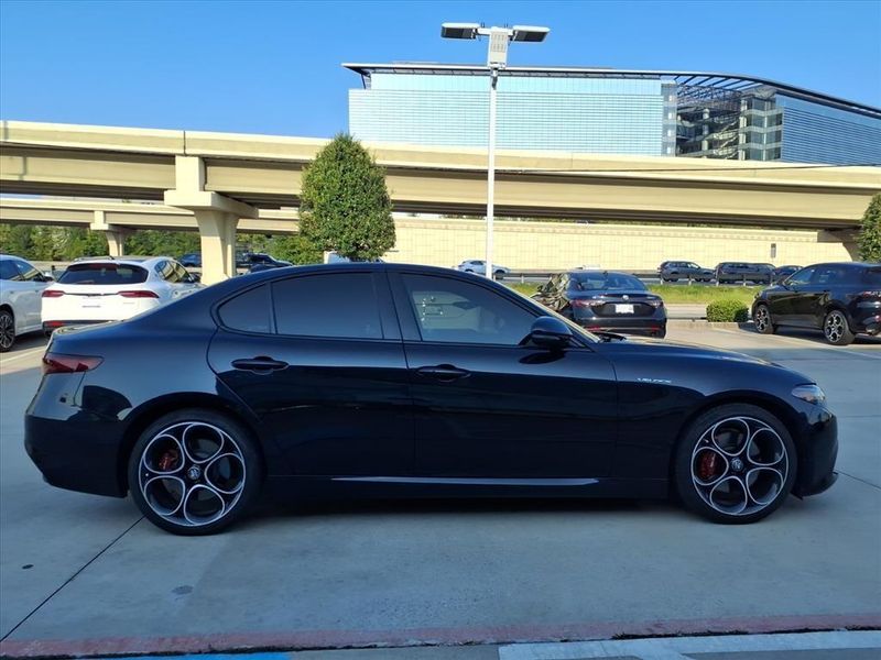 Used 2022 Alfa Romeo Giulia VeloceImage 12