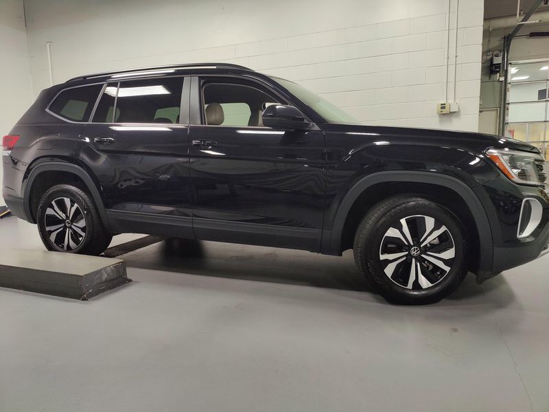 Used 2024 Volkswagen Atlas SE 4-Motion AWDImage 2