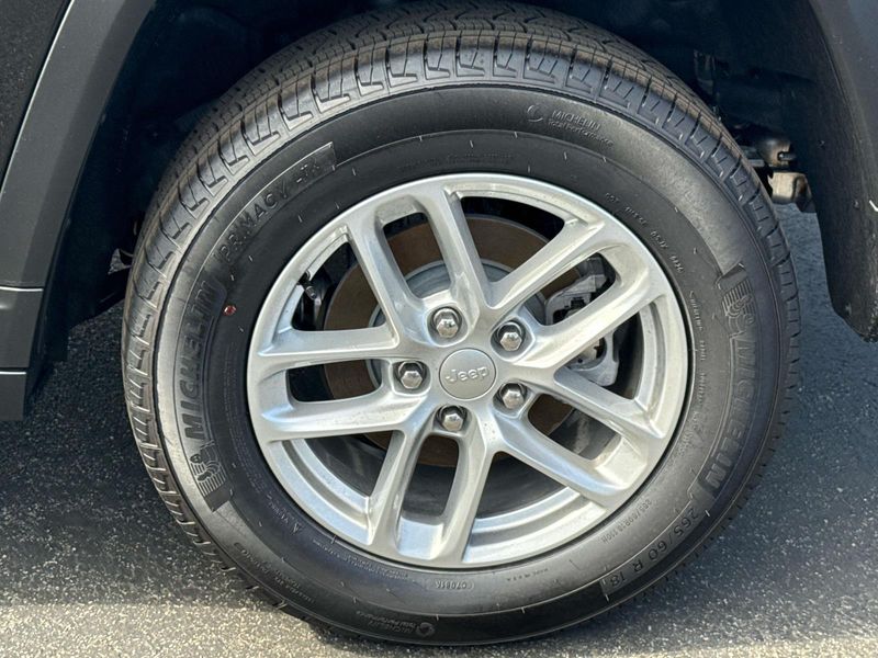 New 2026 Jeep Grand Cherokee Laredo 4x2
