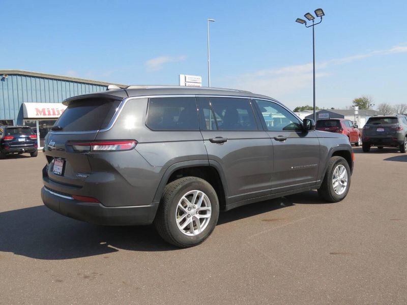Used 2022 Jeep Grand Cherokee L Laredo 4x4 4dr SUVImage 2