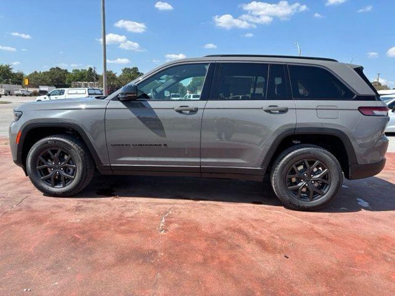 New 2027 Jeep Grand Cherokee Laredo Altitude 4x4Image 9